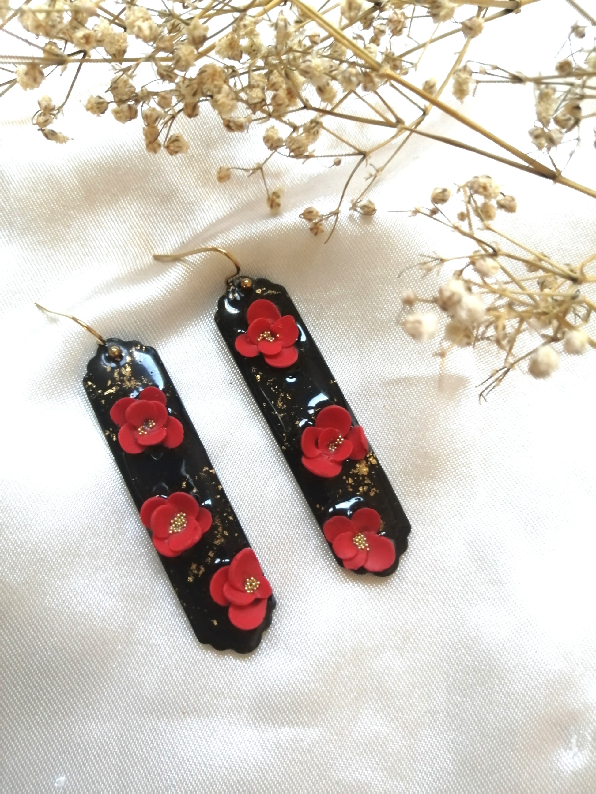 Boucles pendantes noires fleurs rouges