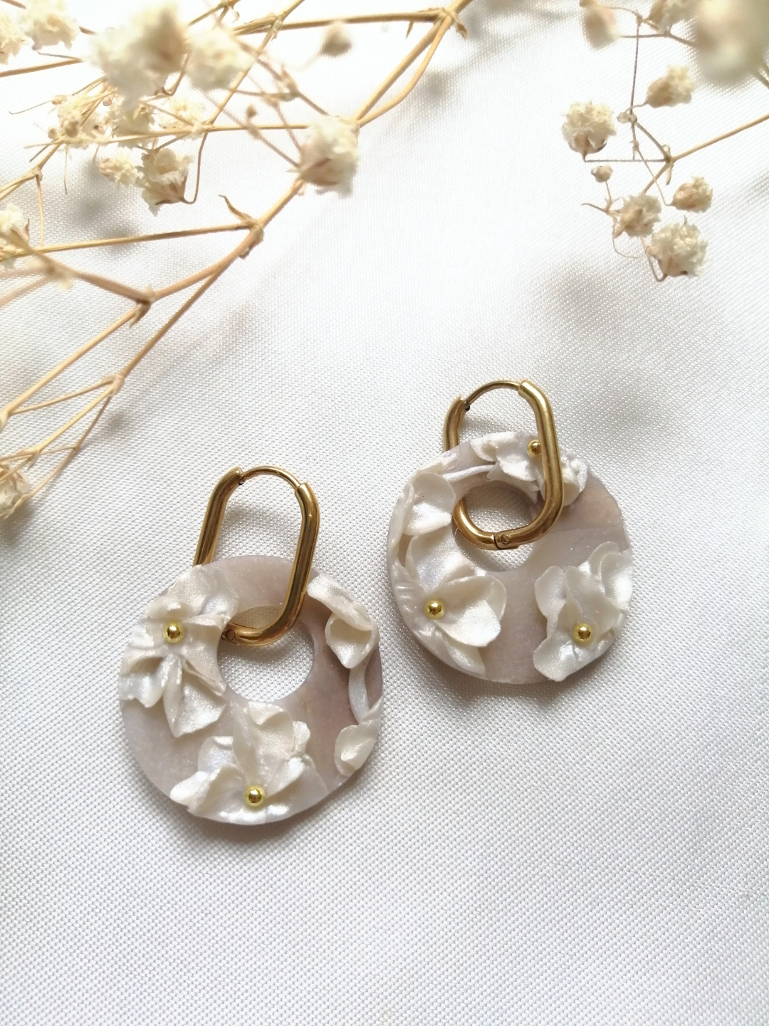 Créoles dorées et pampilles fleuries