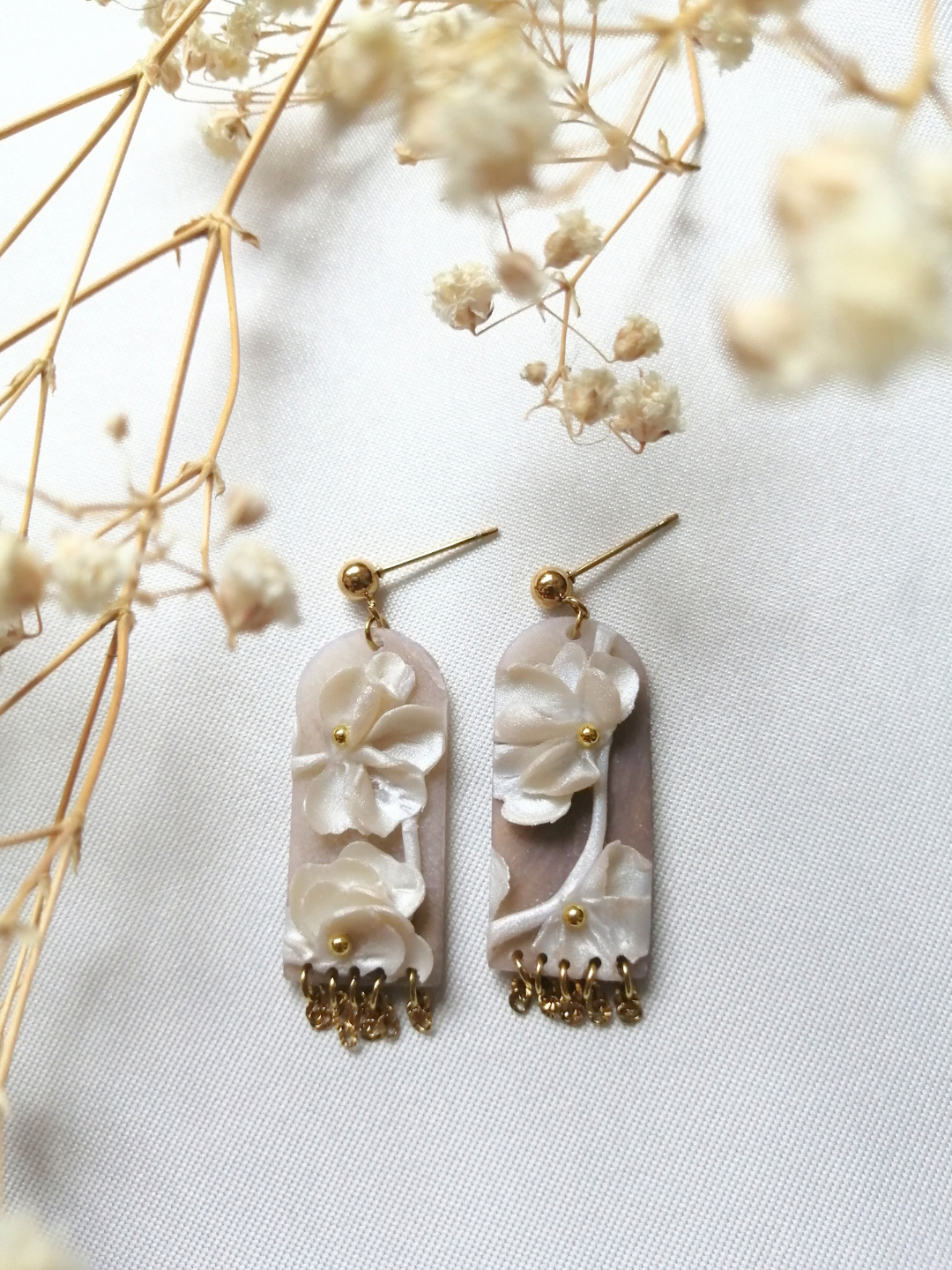 Boucles fleuries blanc nacré et franges chaînettes