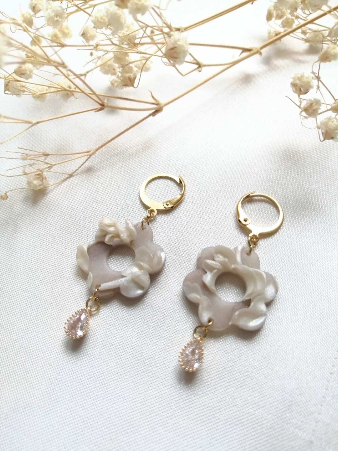 Mini créole fixe avec fleur fleurie blanc nacré et breloque zirconium