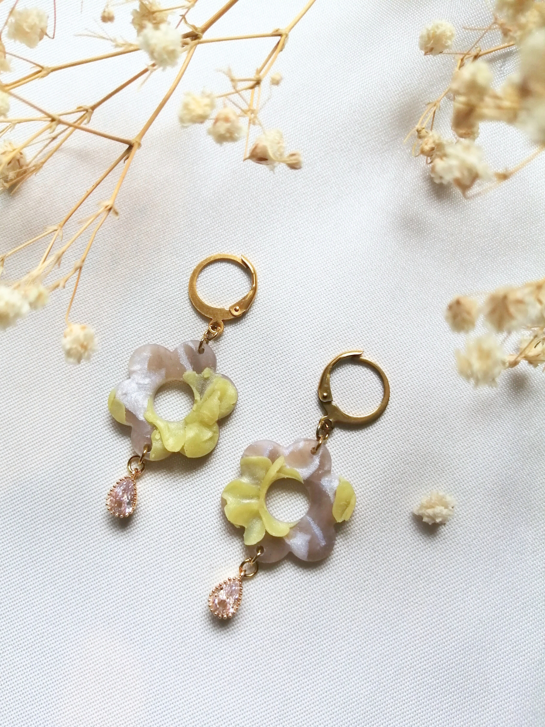 Mini créole fixe avec fleur fleurie jaune et breloque zirconium