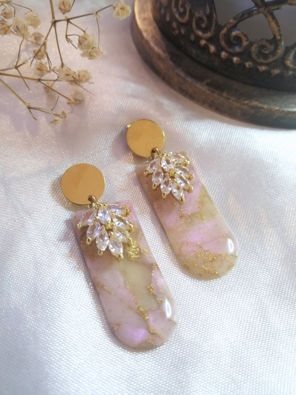 Boucles effet marbre rose détails dorés et breloque zirconium