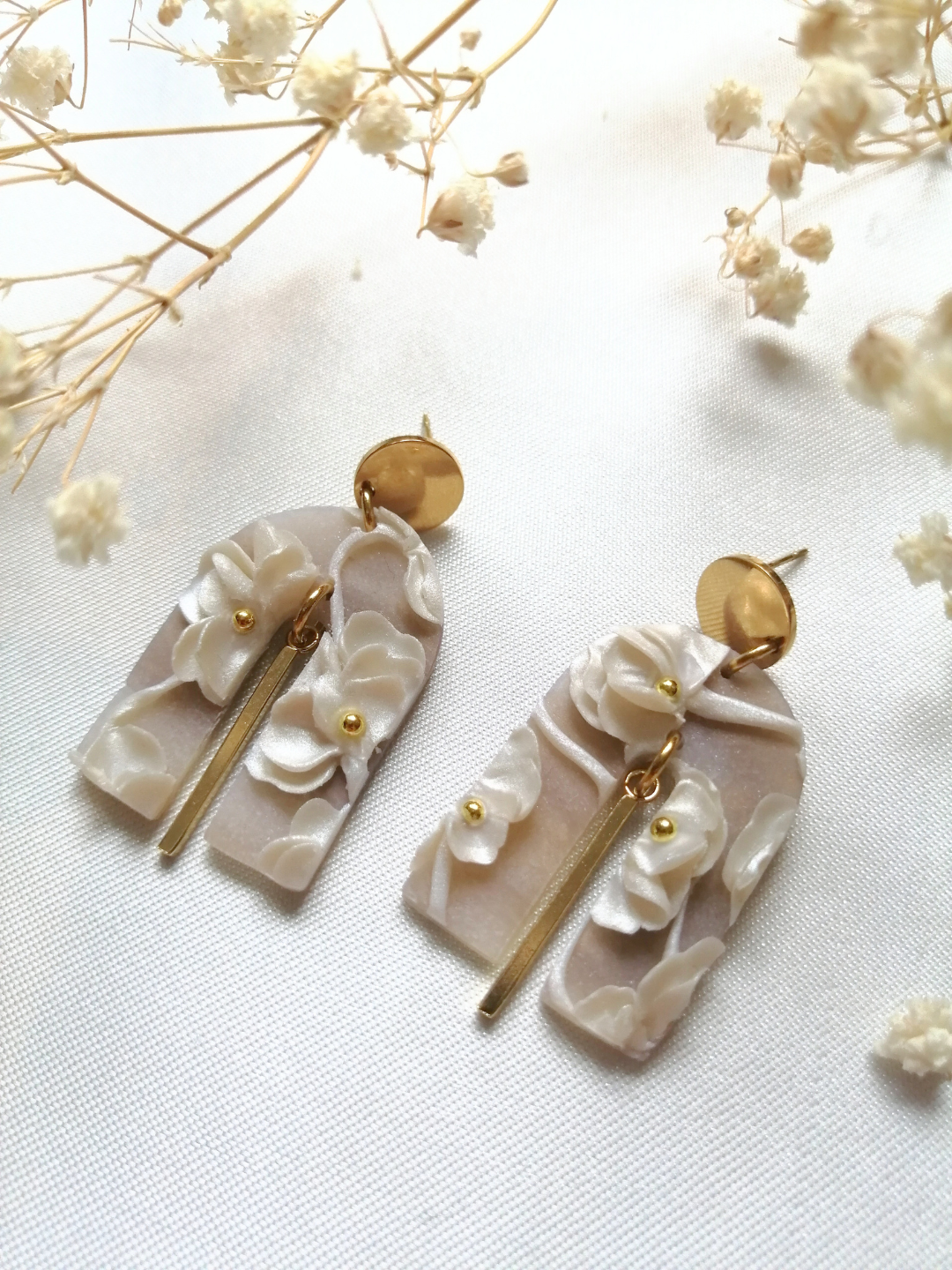 Boucles courbe fleurie blanc nacré et breloque dorée