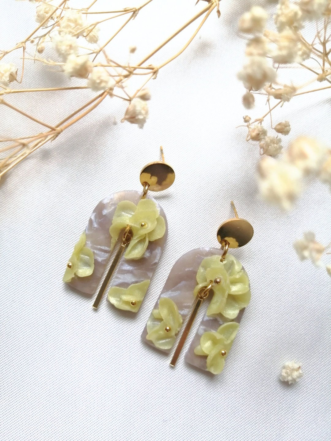 Boucles courbe fleurie jaune et breloque dorée