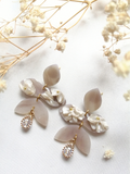 Boucles longues fleuries blanc nacré et breloque zirconium