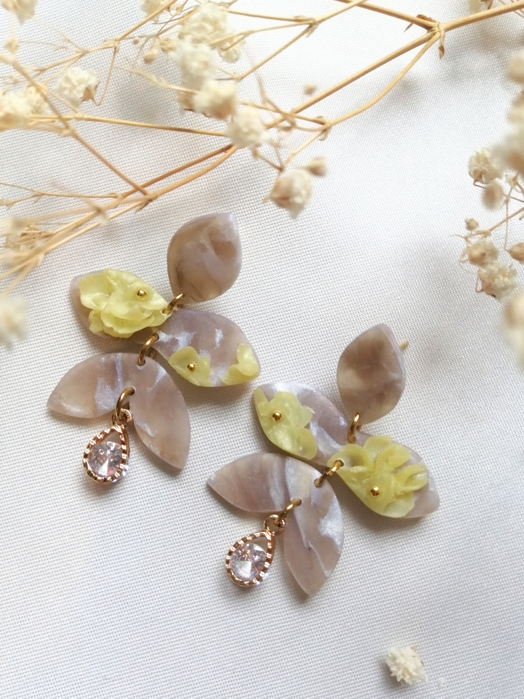 Boucles longues fleuries jaune et breloque zirconium