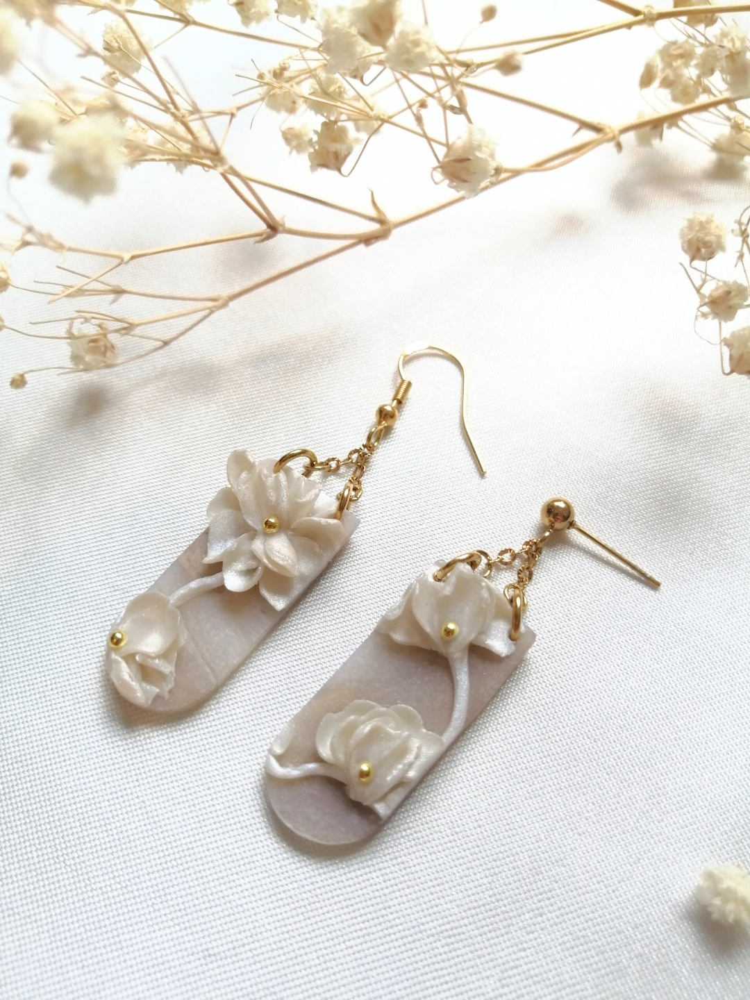 Boucles fleuries blanc nacré et chaînettes - 2 versions