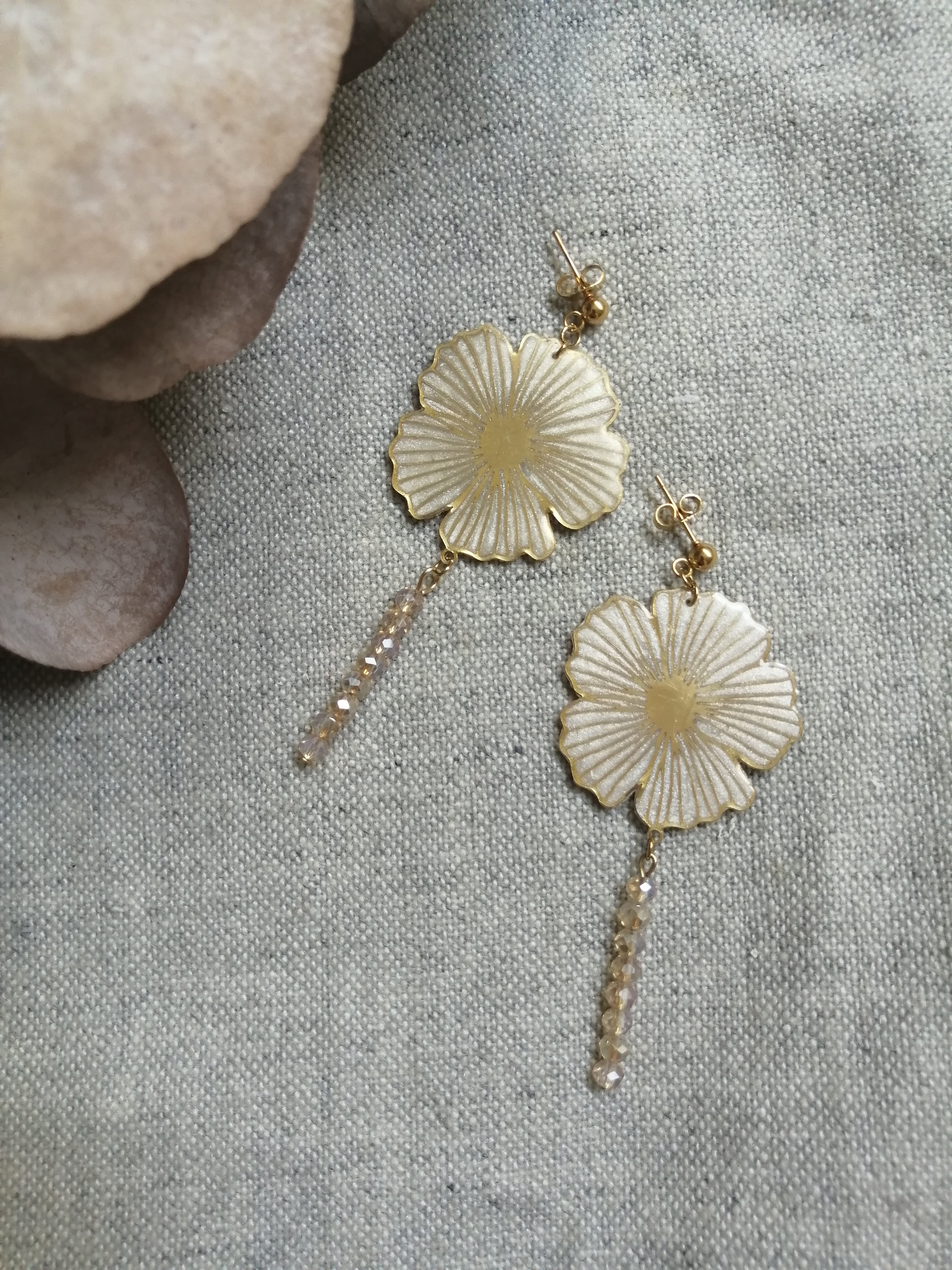 vue de dessus Boucle oreille fleur irisée et perles