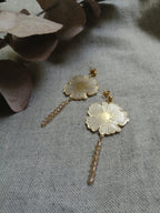 vue avec reflet  Boucle oreille fleur irisée et perles