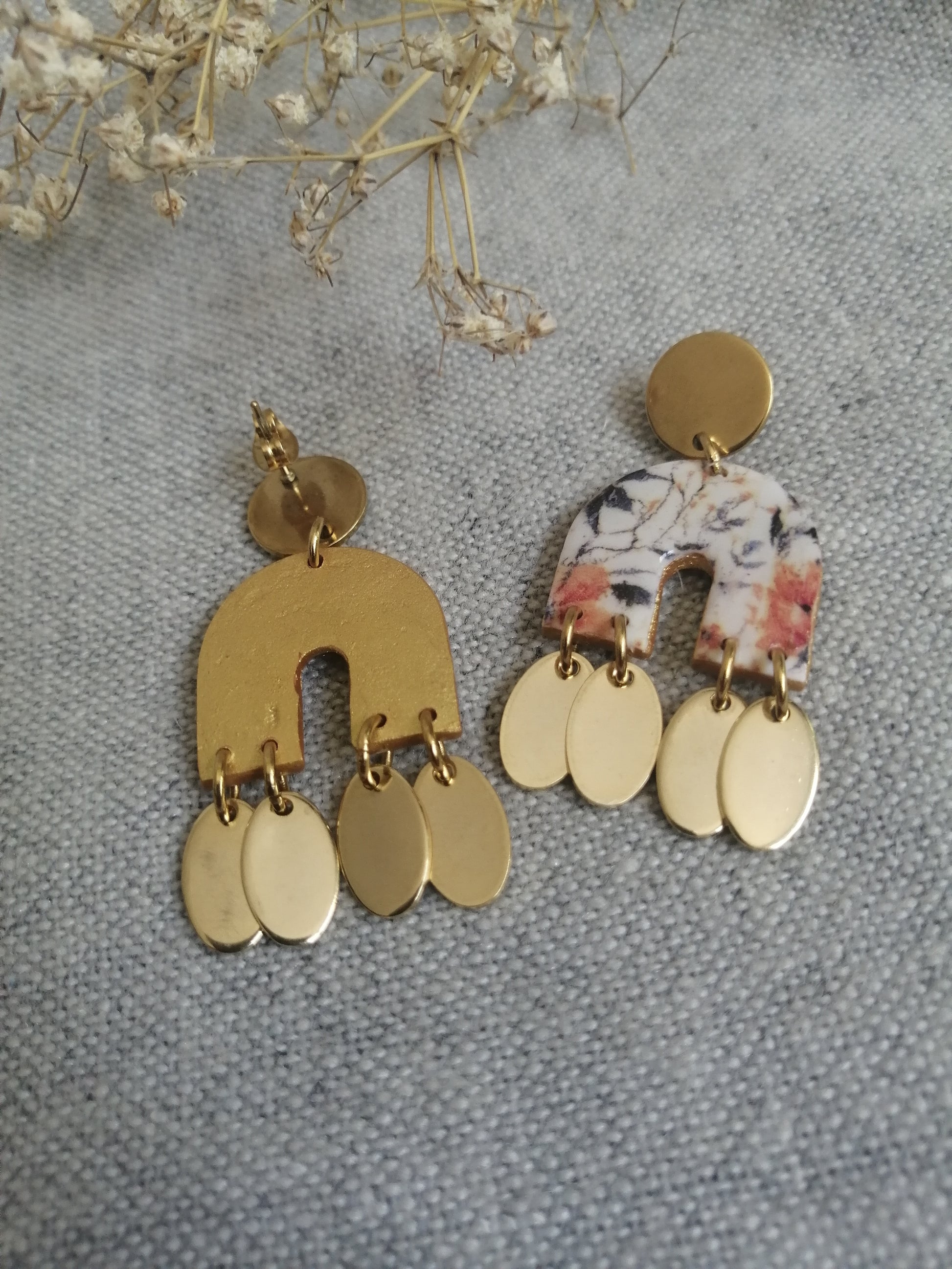 Boucles fleuries avec breloques dorées