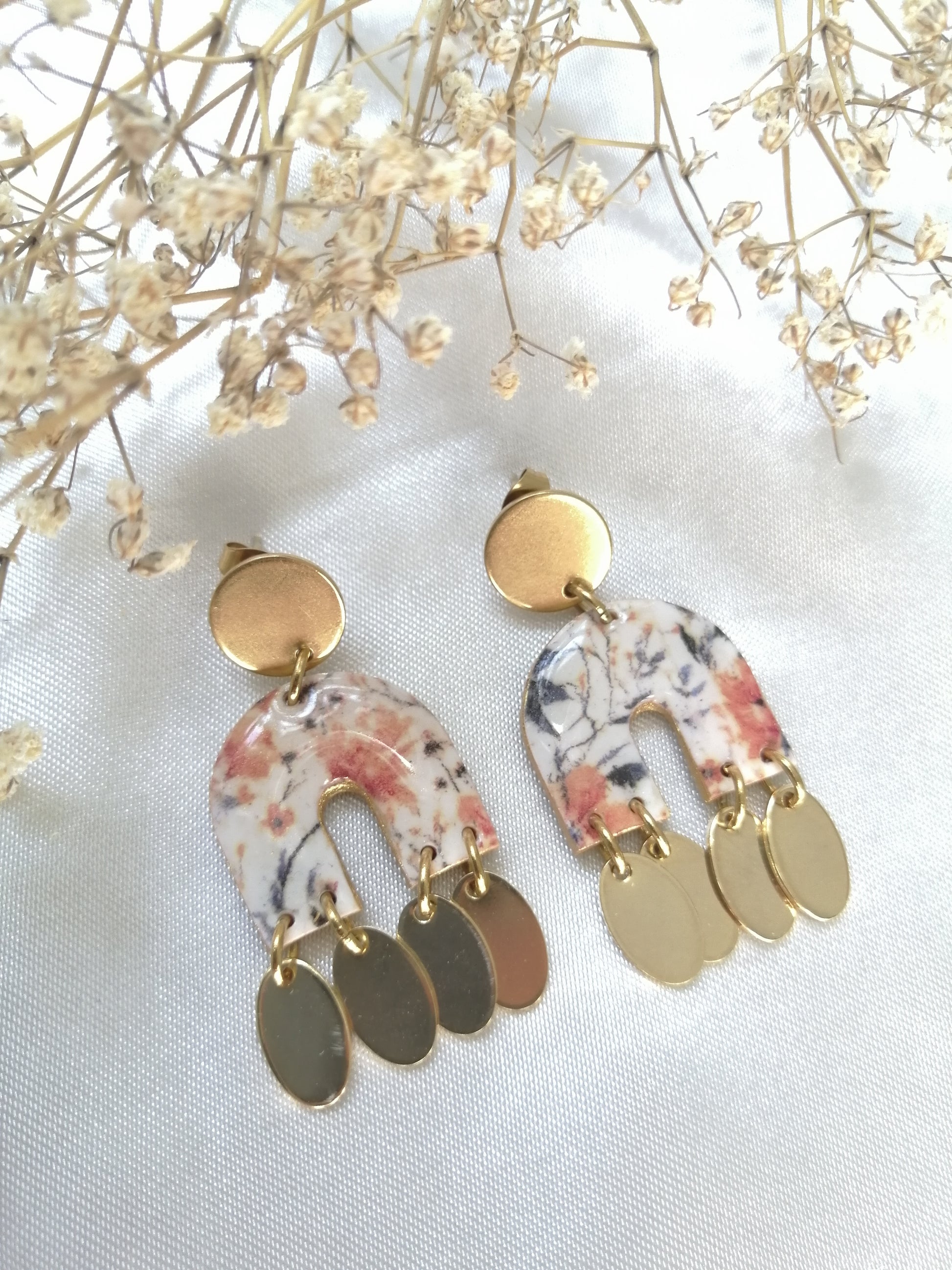 Boucles fleuries avec breloques dorées