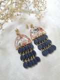 Boucles longues fleuries pampilles gouttes bleues