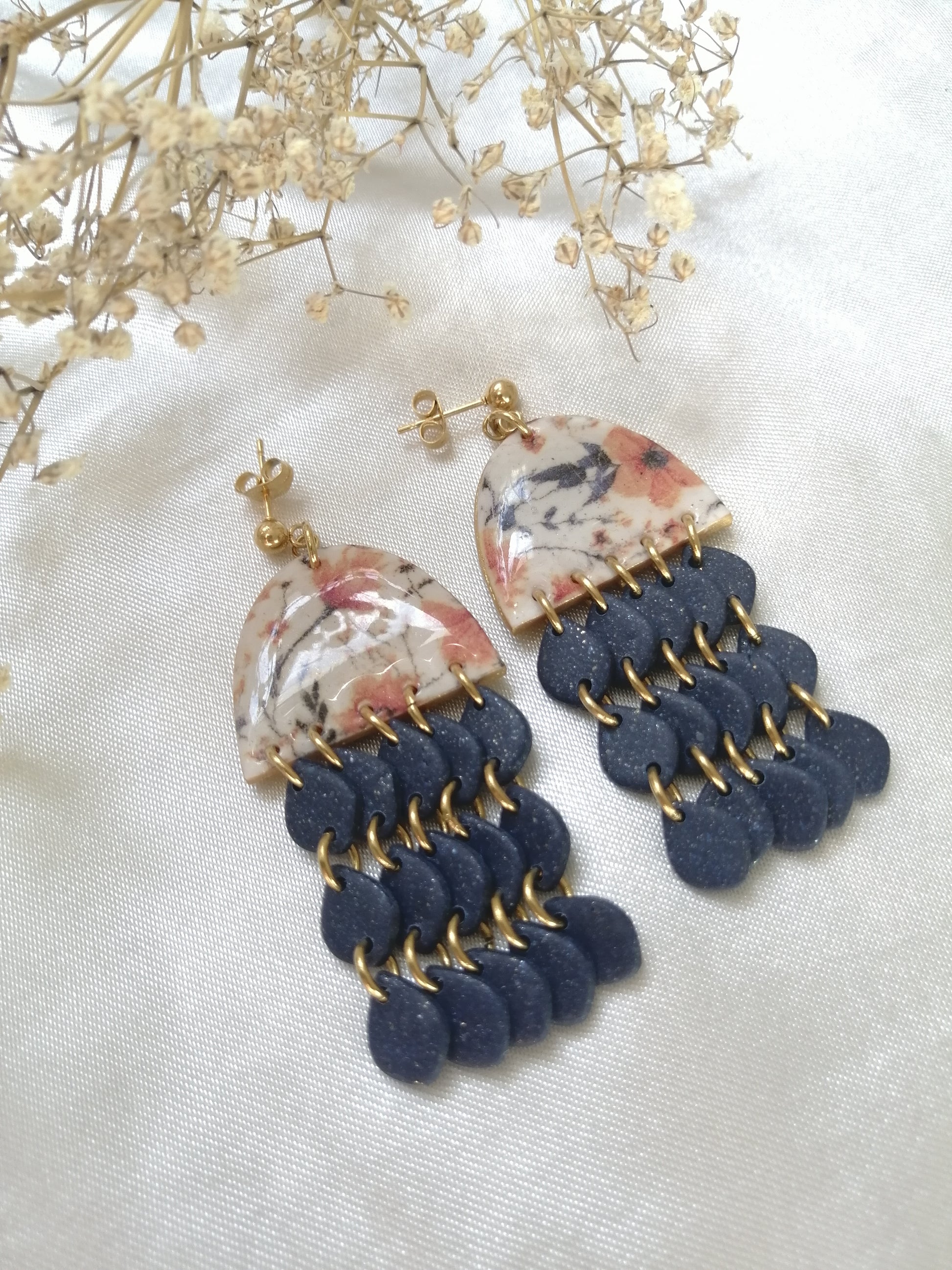 Boucles longues fleuries pampilles gouttes bleues