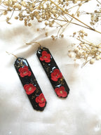 Boucles pendantes noires fleurs rouges