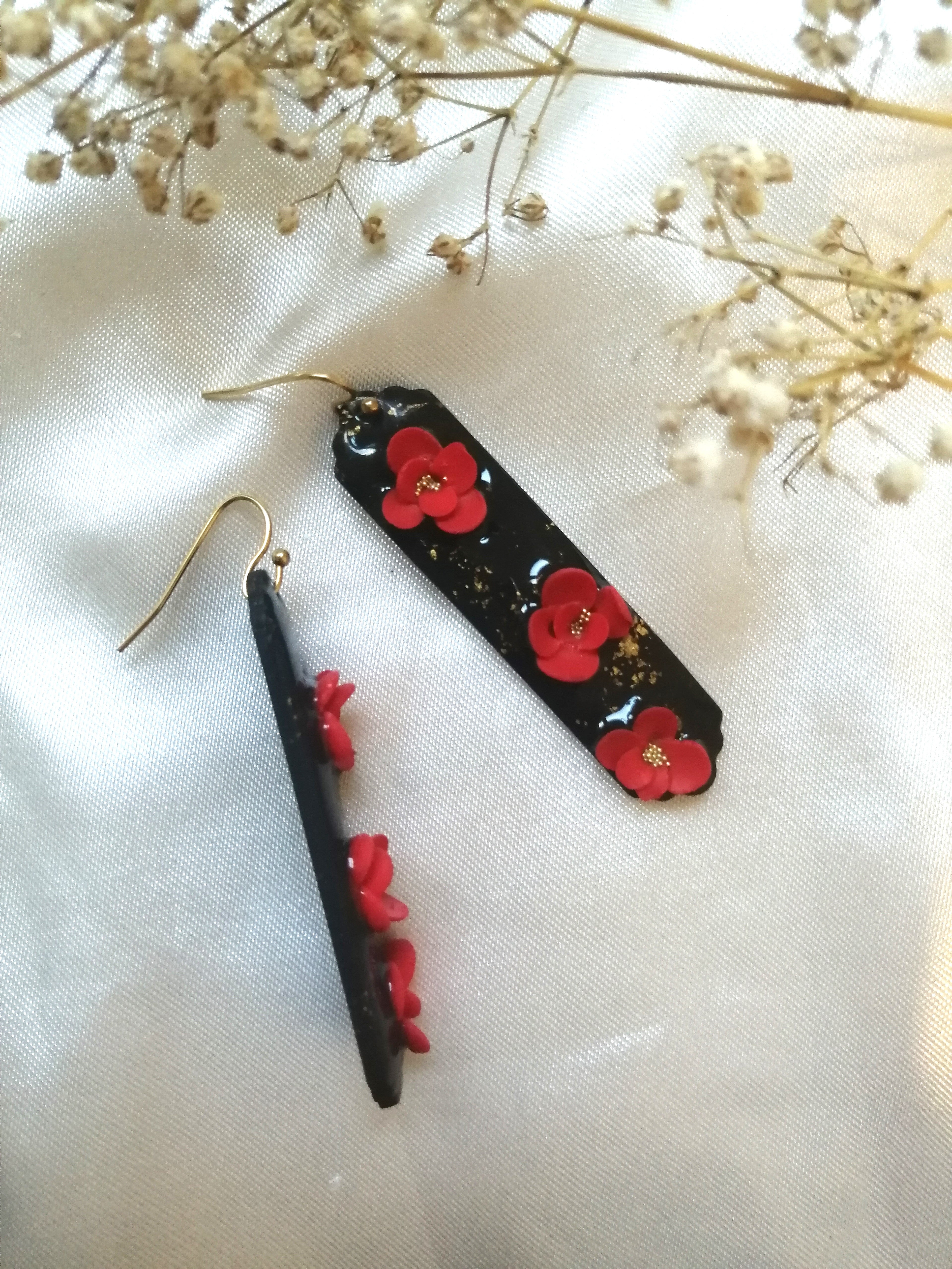 Boucles pendantes noires fleurs rouges