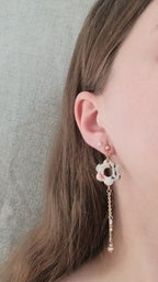 Boucles fleur avec chaînes et perles