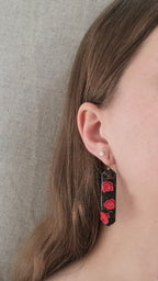Boucles pendantes noires fleurs rouges