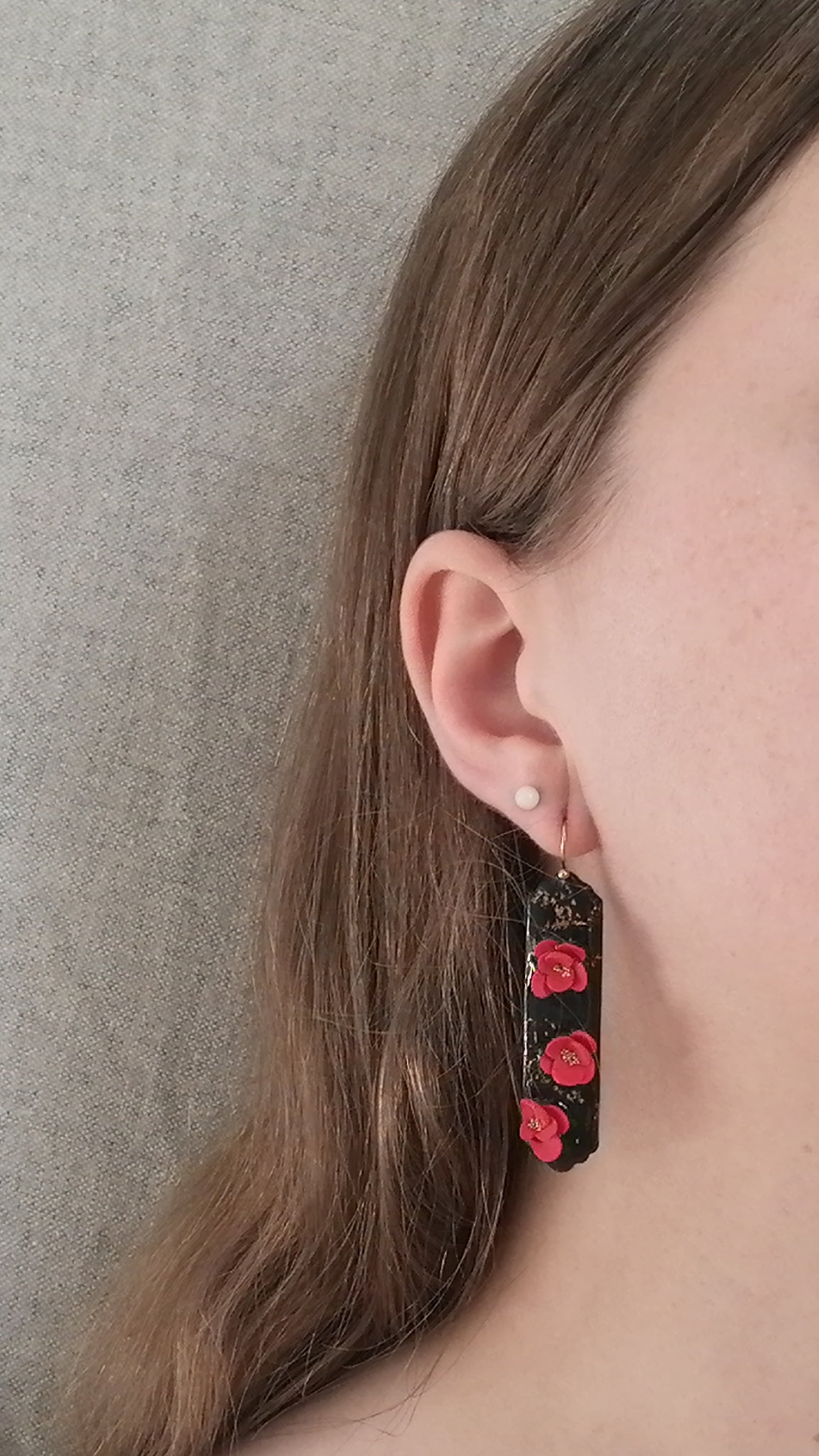 Boucles pendantes noires fleurs rouges