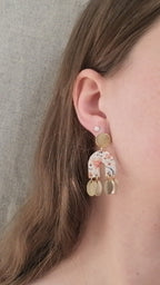Boucles fleuries avec breloques dorées