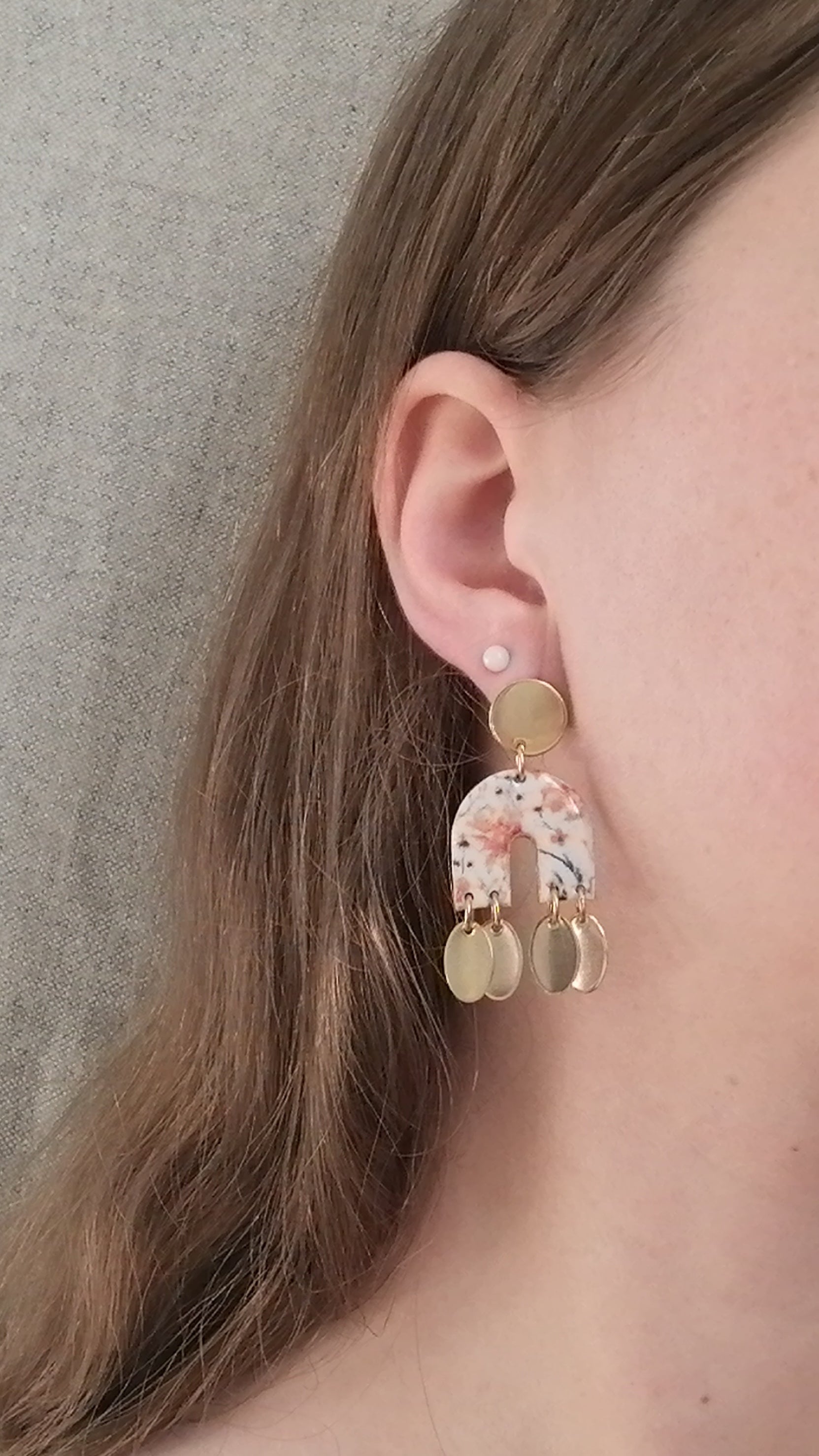 Boucles fleuries avec breloques dorées