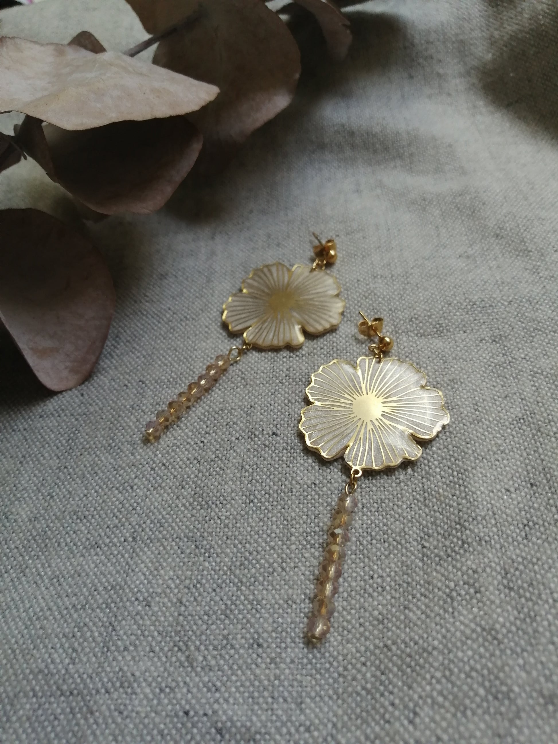 Boucles pendantes fleur perles irisée clair