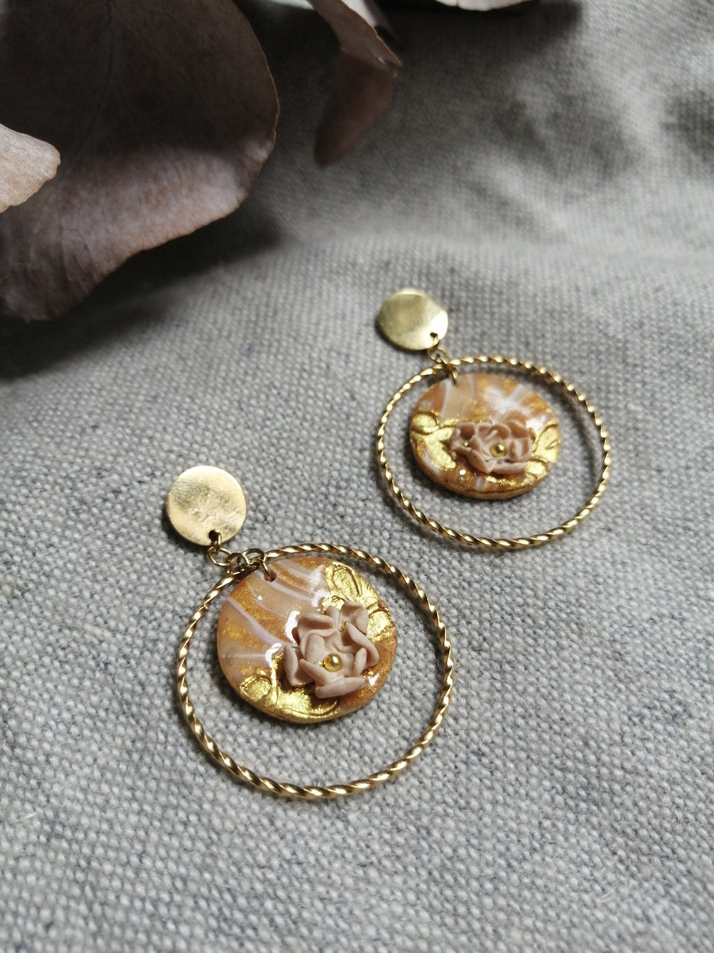 Boucles anneau fleuri doré