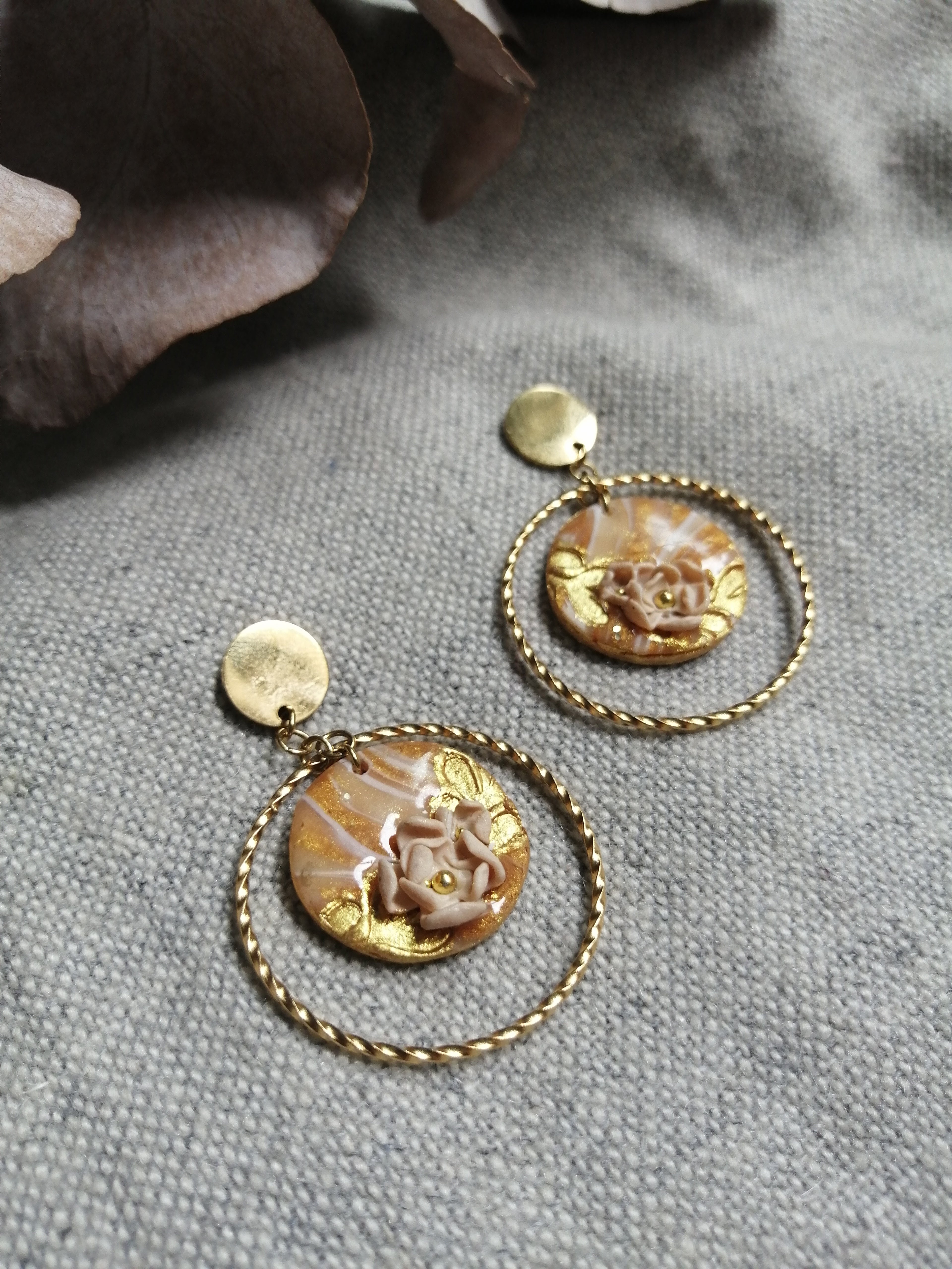 Boucles anneau fleuri doré