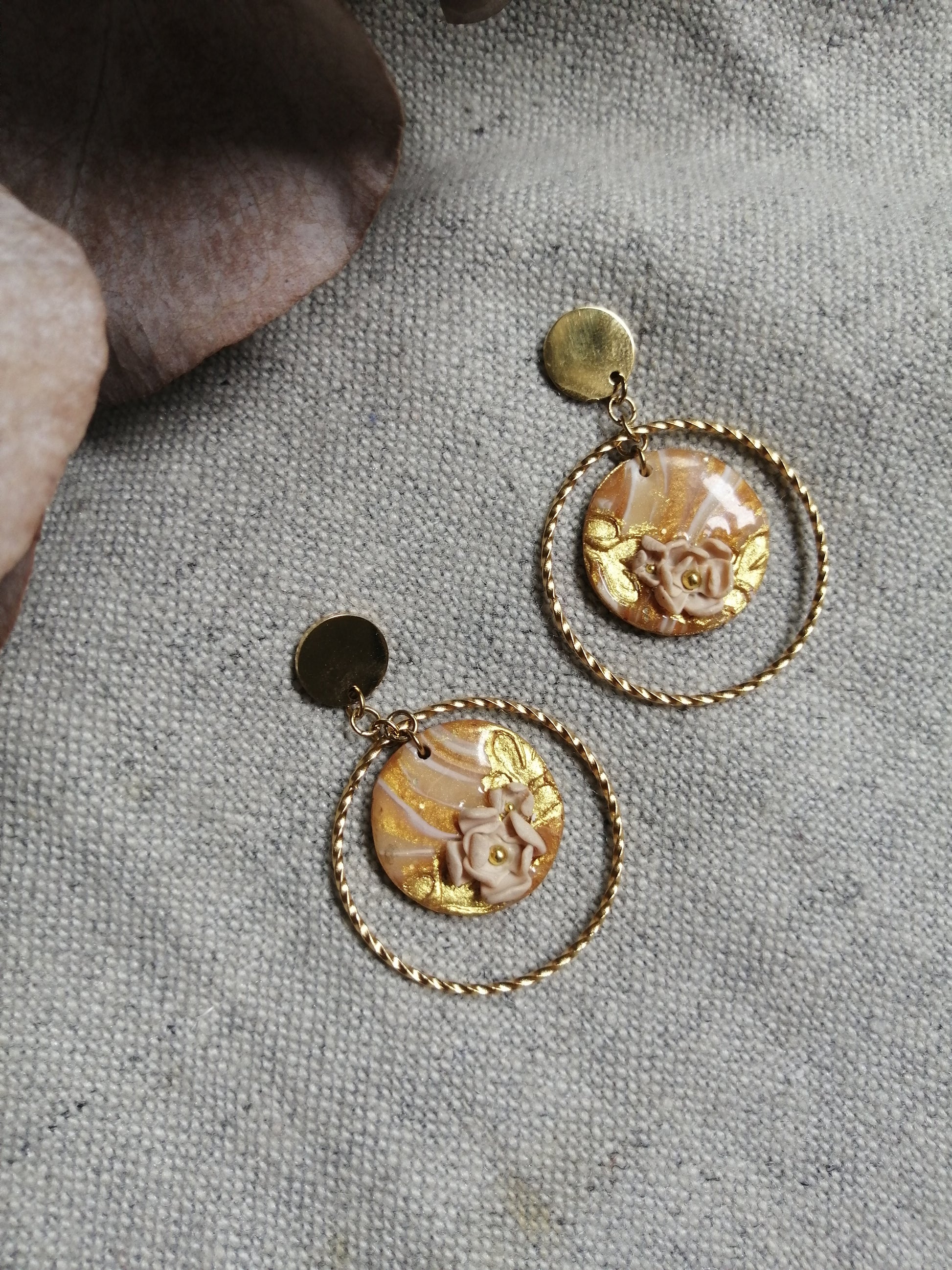 Boucles anneau fleuri doré