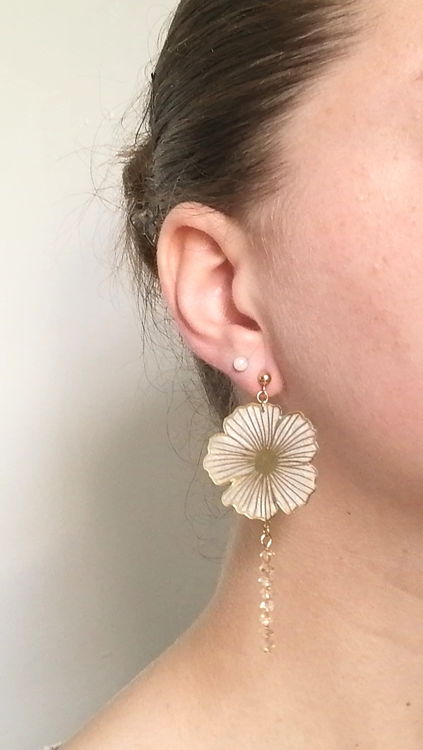 Boucles pendantes fleur perles irisée clair