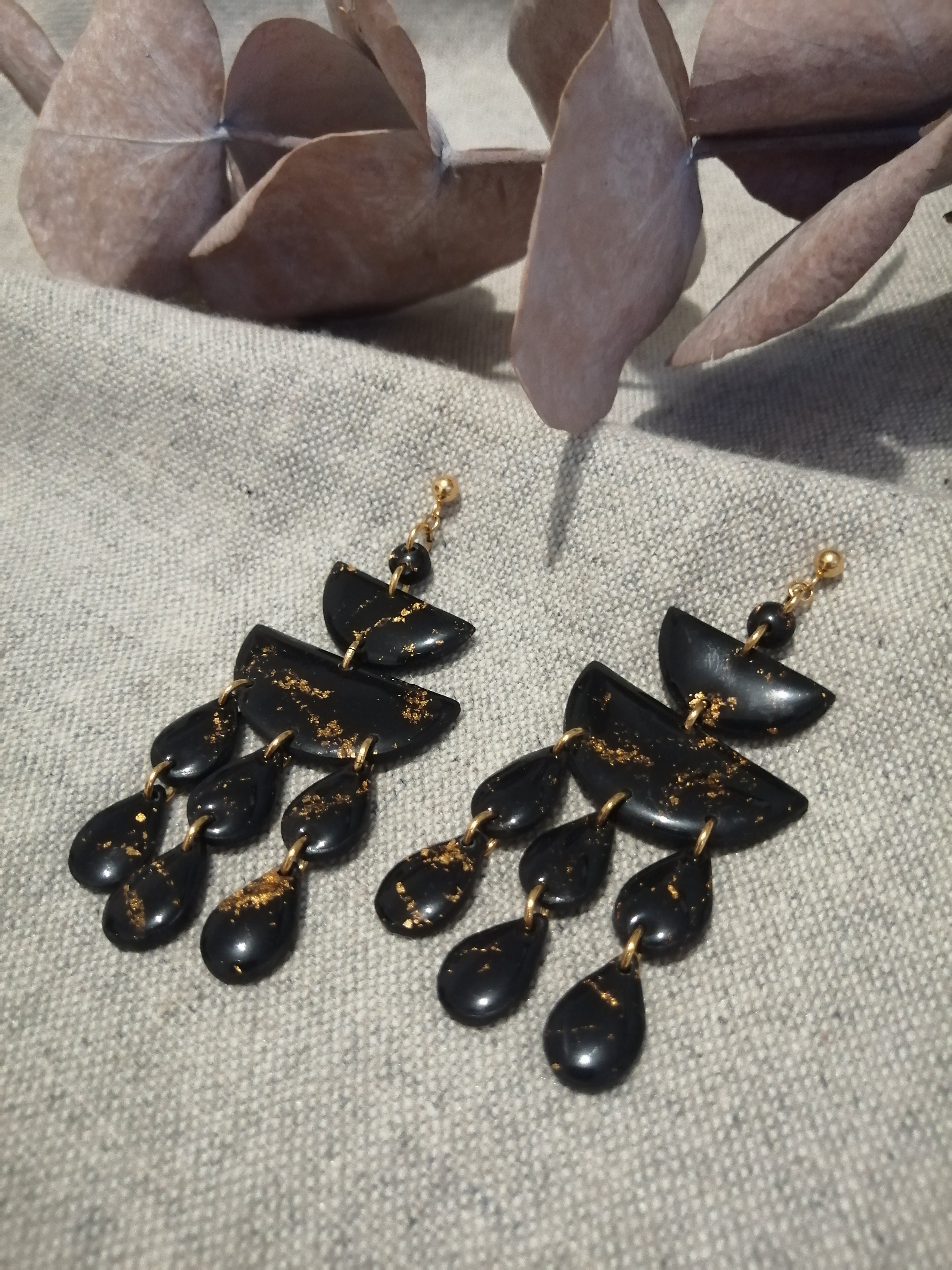 Boucles multi-pampilles gouttes noires et dorées