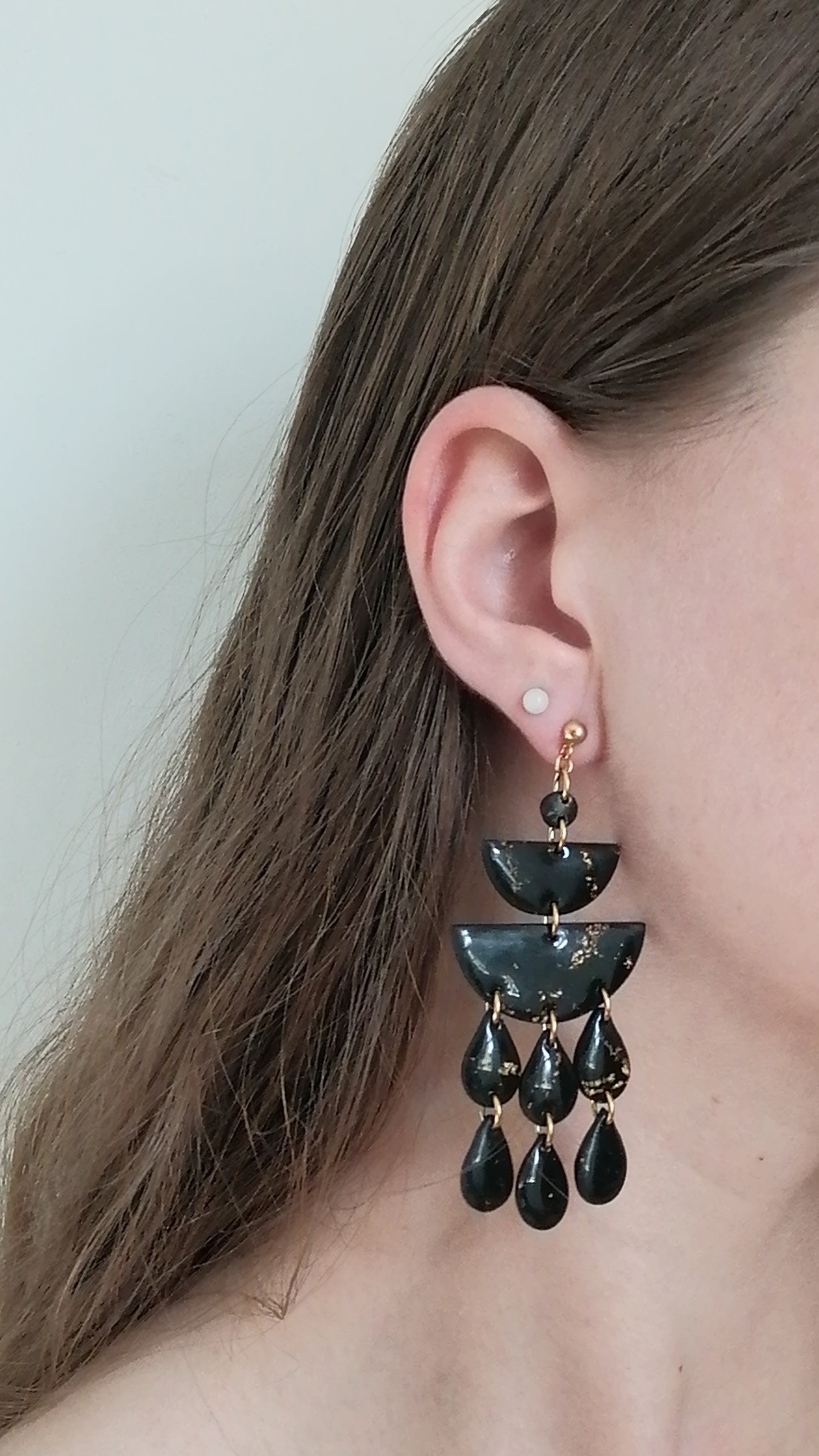 Boucles multi-pampilles gouttes noires et dorées