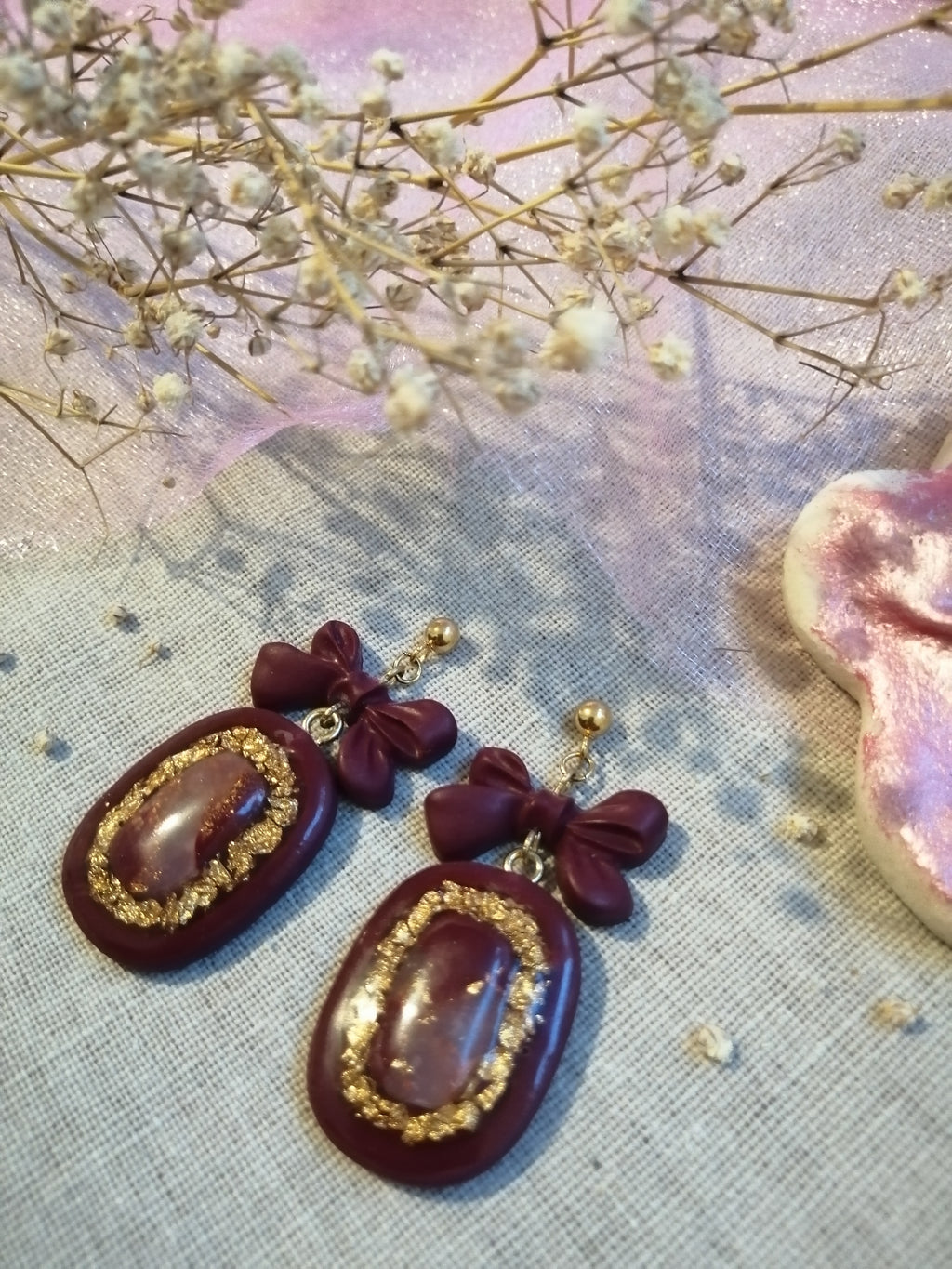 Boucles bordeaux petit nœud et pampille effet marbre et feuille d'or