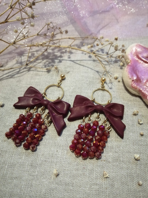 Boucles bordeaux grand nœud et perles pendantes