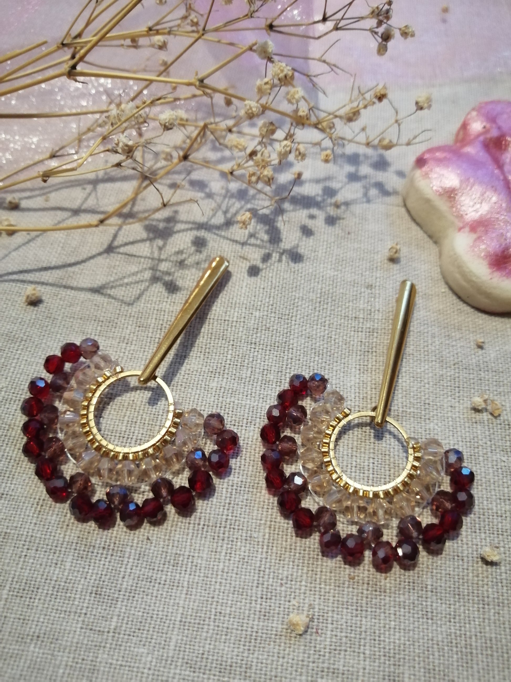 Boucles demi-cercle perlé bordeaux pendantes