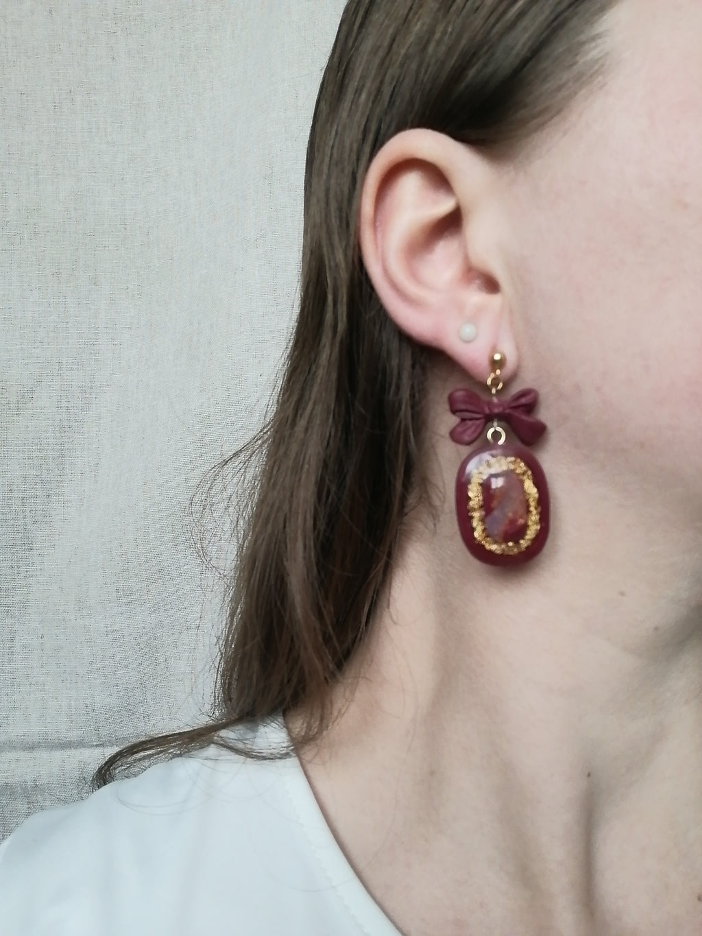 Boucles bordeaux petit nœud et pampille effet marbre et feuille d'or