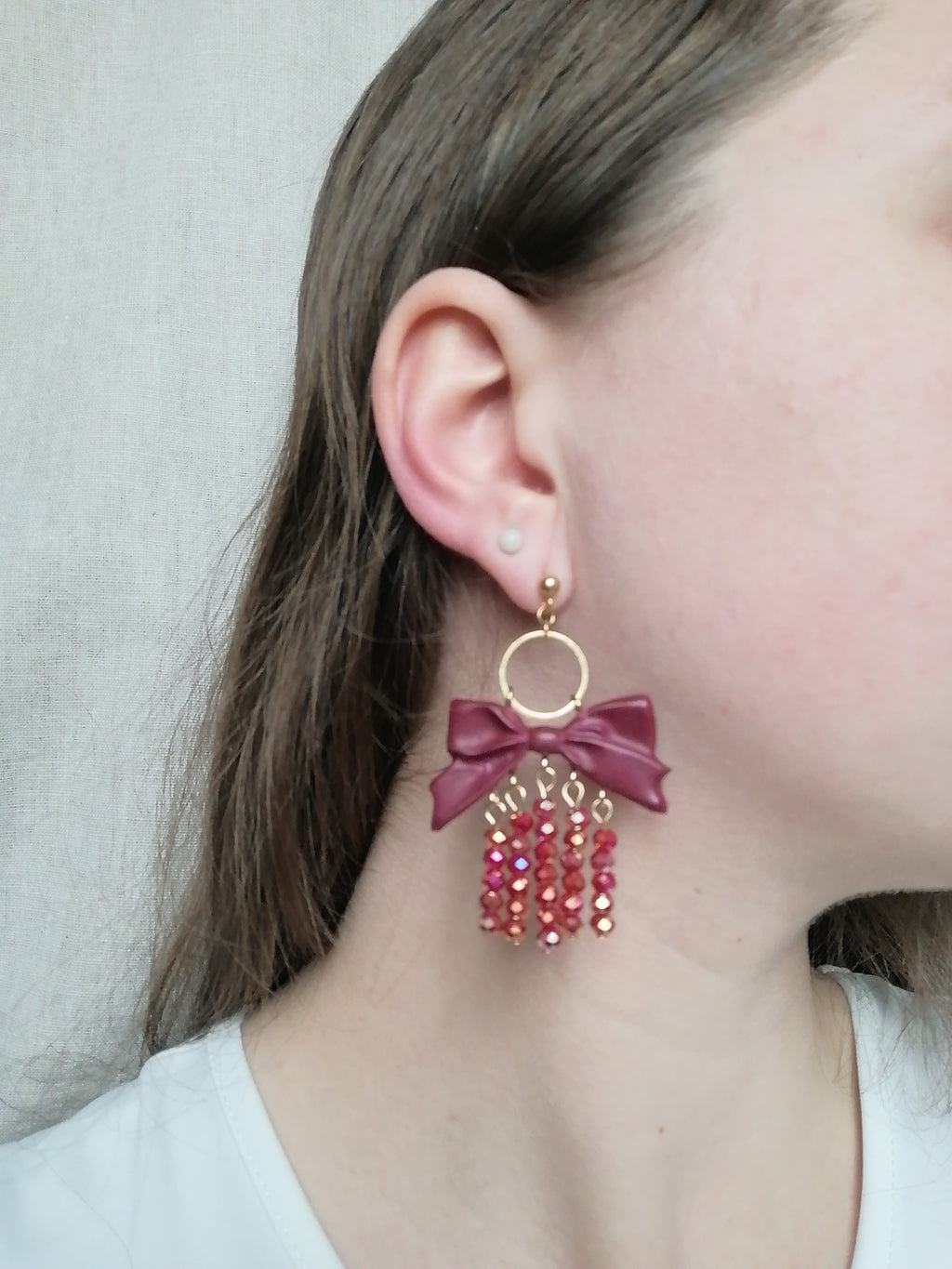 Boucles bordeaux grand nœud et perles pendantes