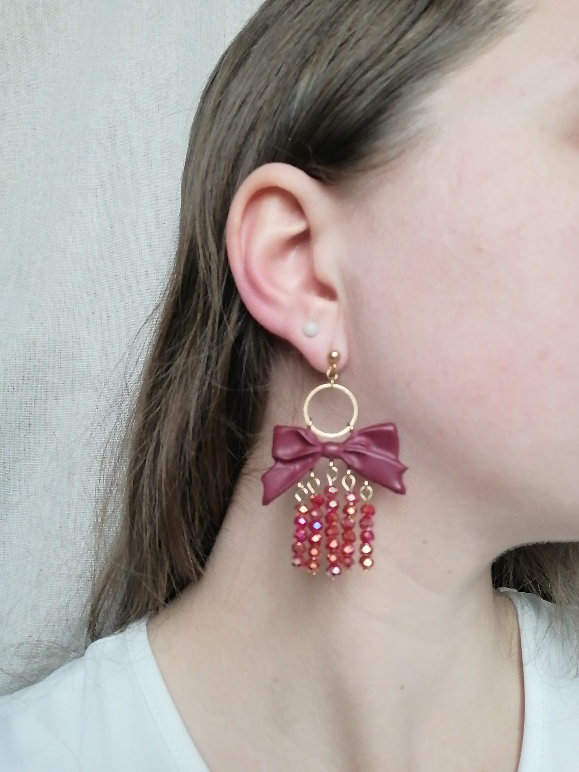 Boucles bordeaux grand nœud et perles pendantes