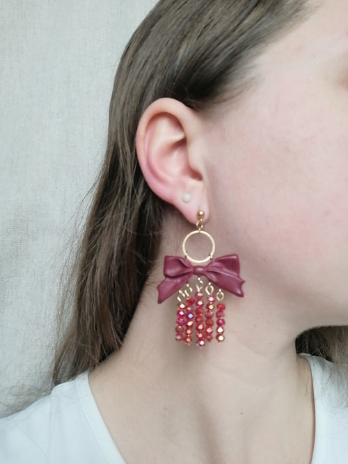 Boucles bordeaux grand nœud et perles pendantes