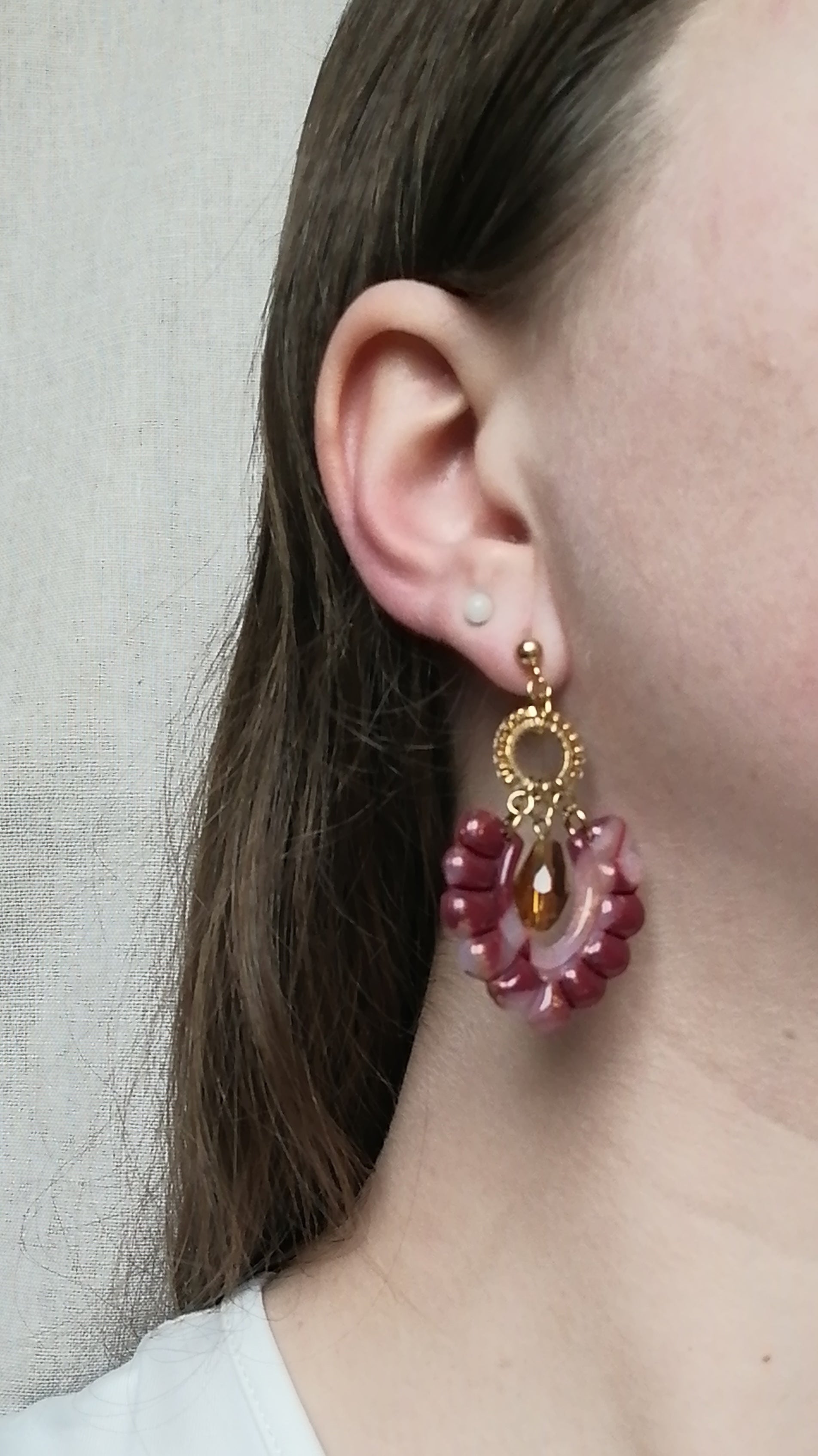 Boucles bordeaux marbré et perle couleur ambrée