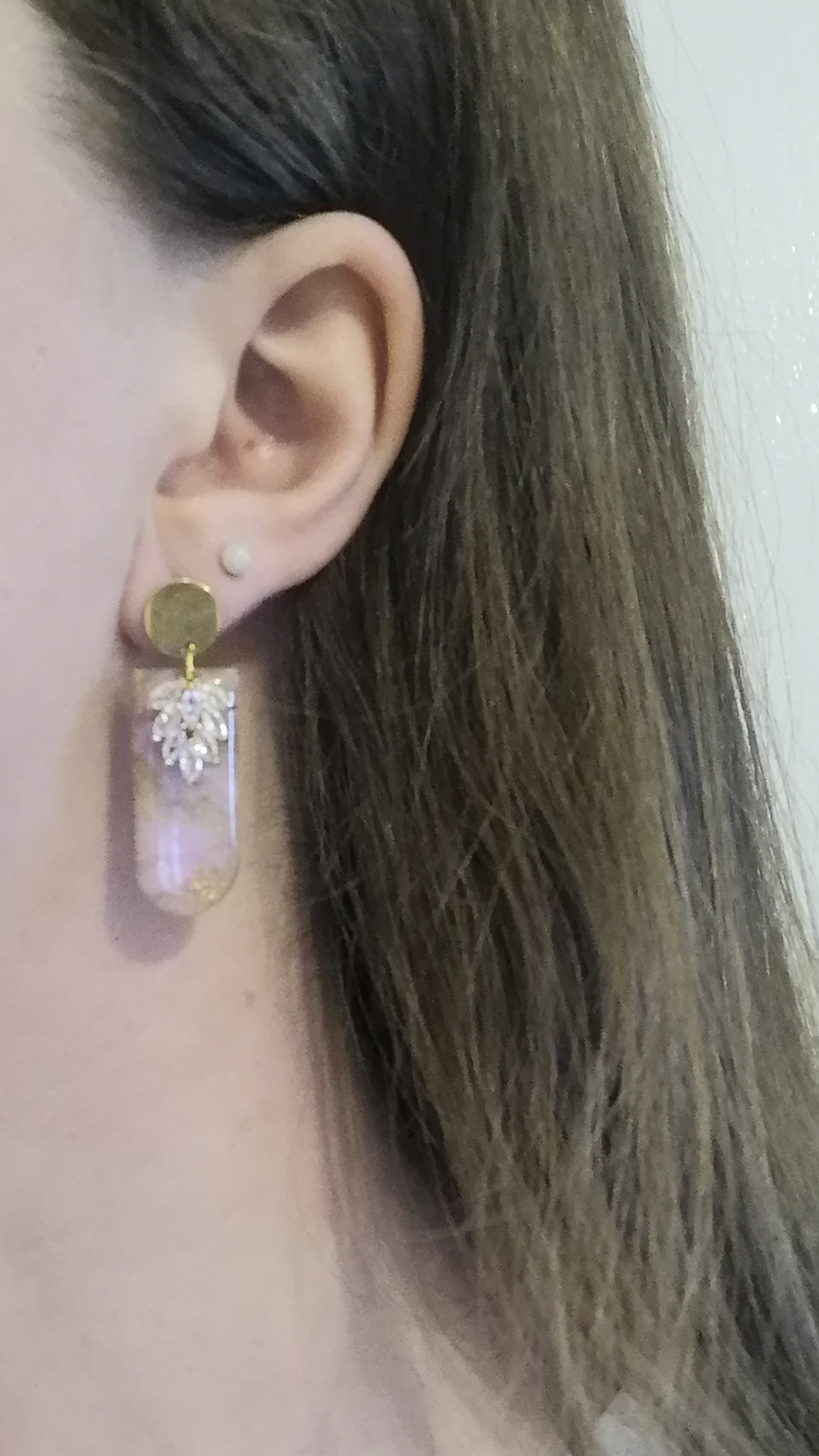 Boucles effet marbre rose détails dorés et breloque zirconium