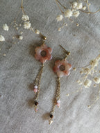 Boucles fleur marbrée et chaînes perlées