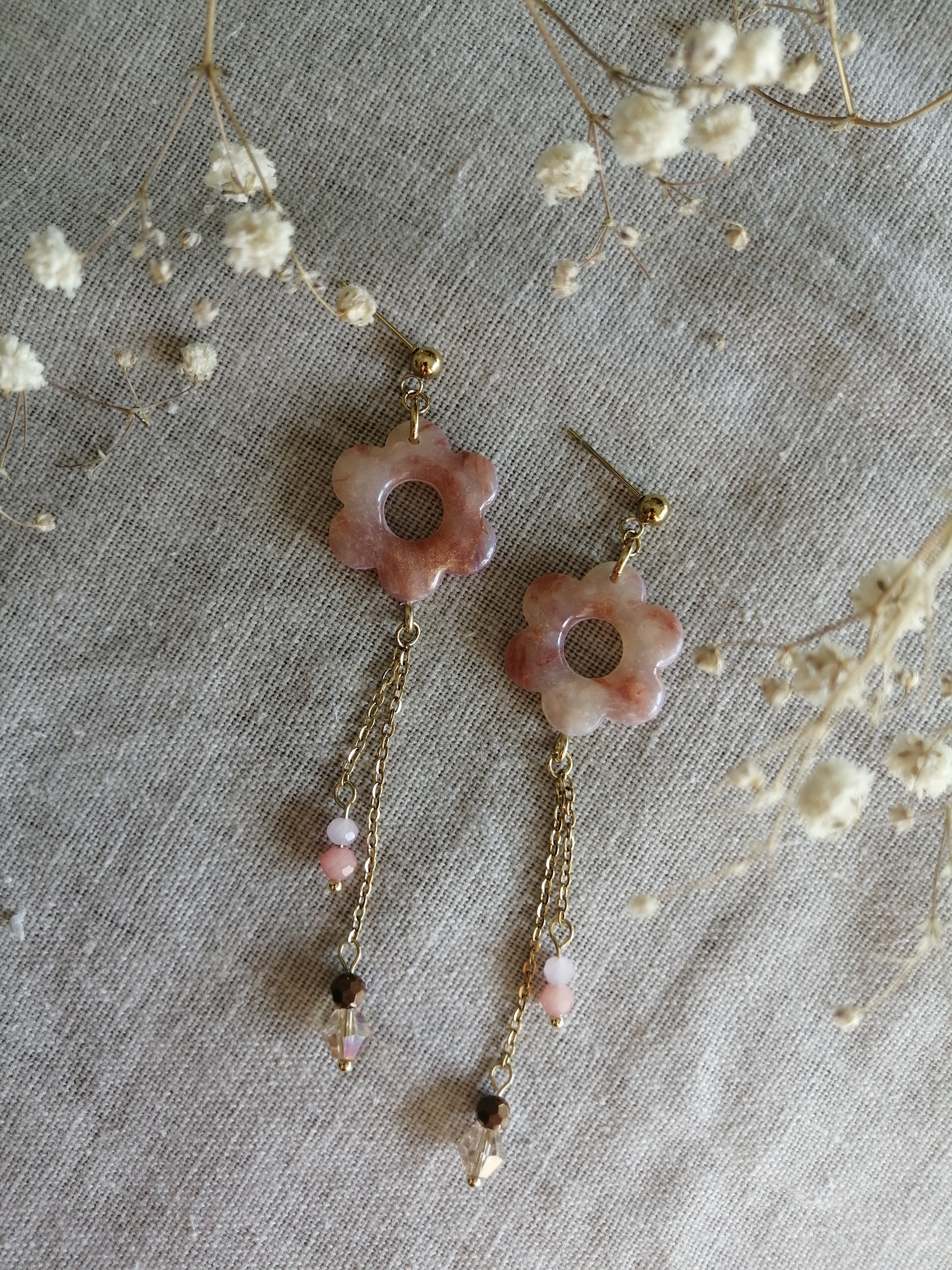 Boucles fleur marbrée et chaînes perlées