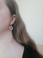 Boucles fleur marbrée et chaînes perlées