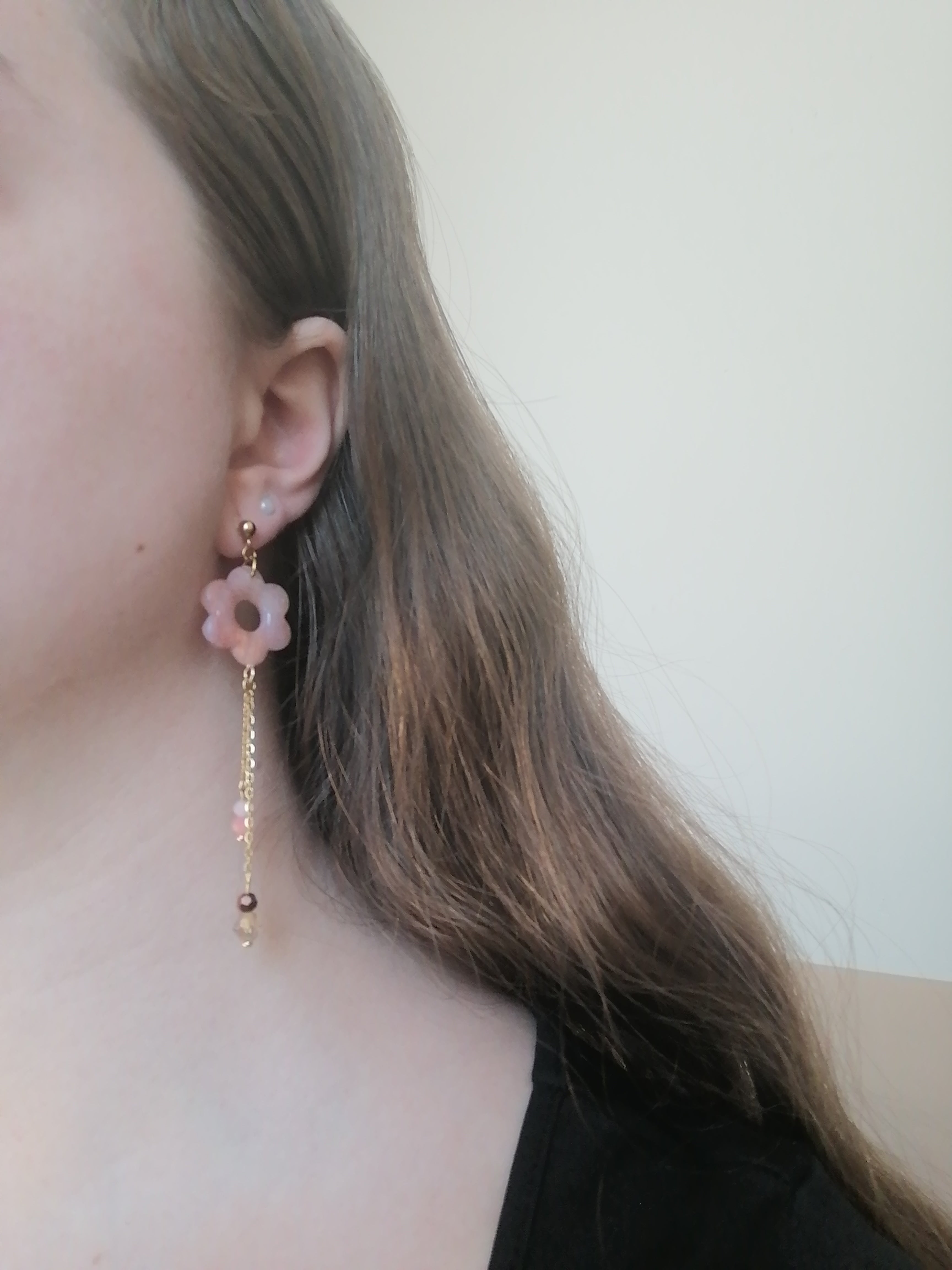 Boucles fleur marbrée et chaînes perlées