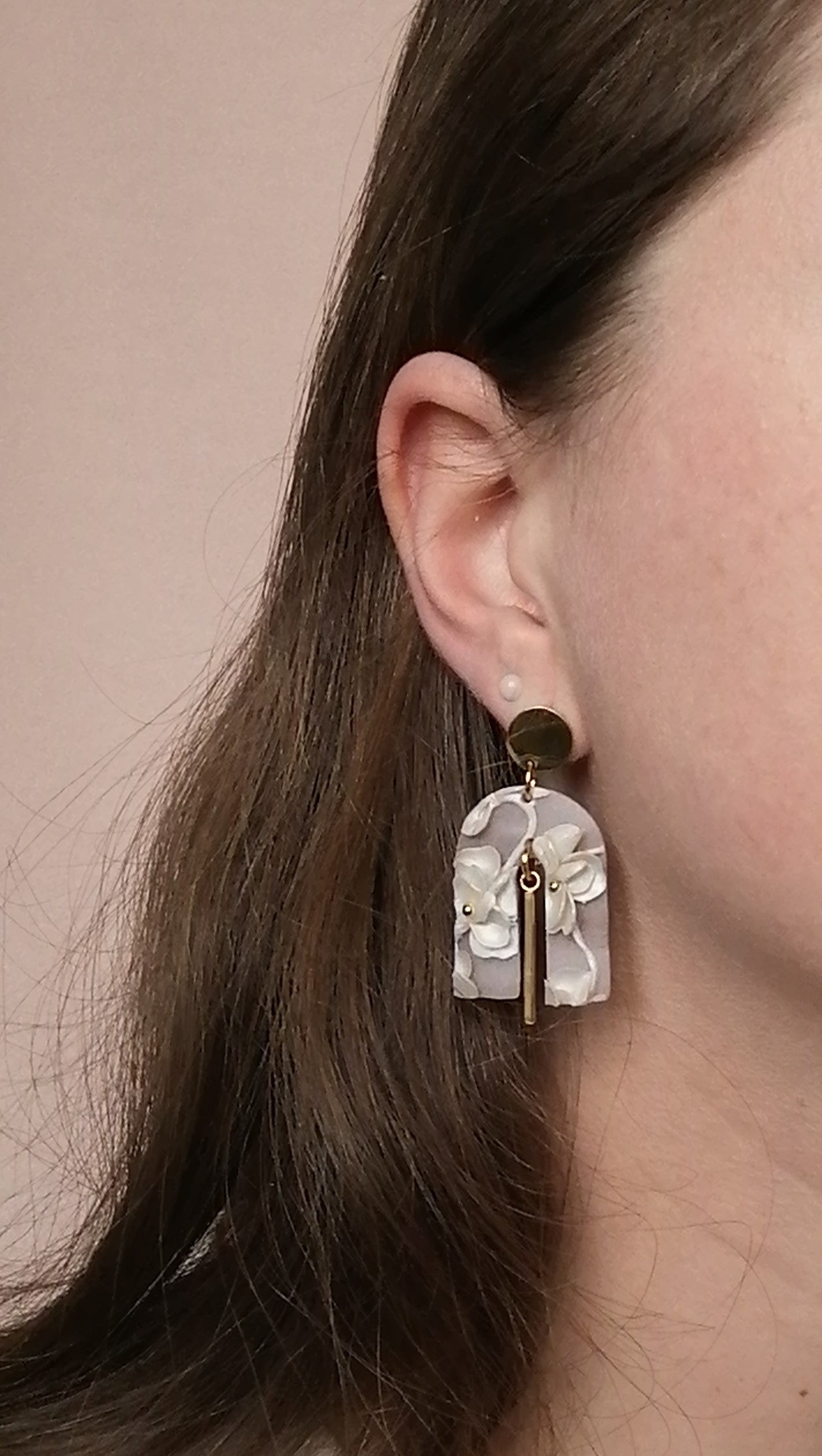 Boucles courbe fleurie blanc nacré et breloque dorée