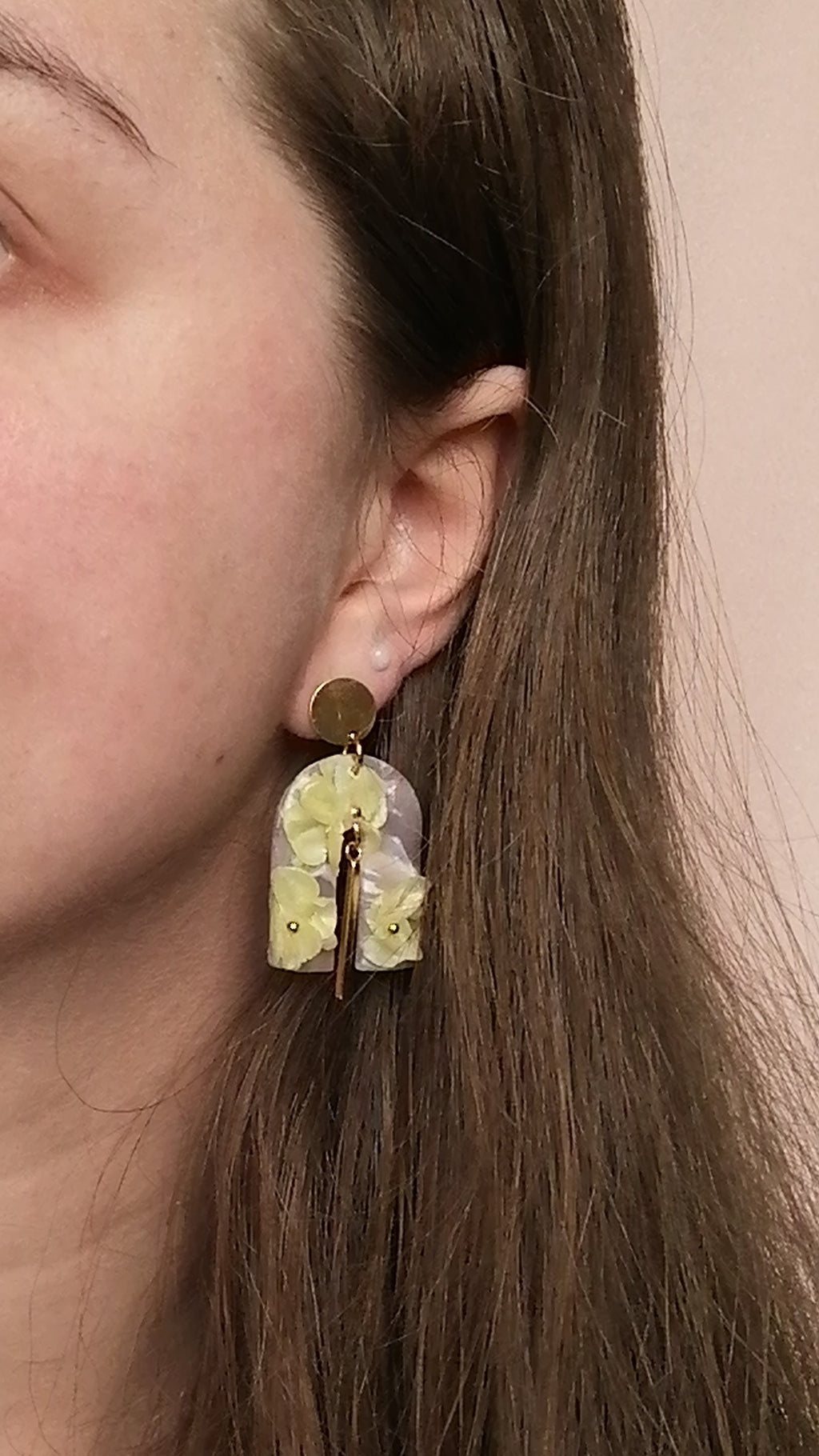 Boucles courbe fleurie jaune et breloque dorée