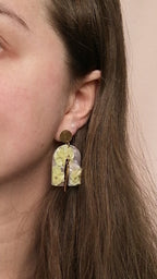 Boucles courbe fleurie jaune et breloque dorée