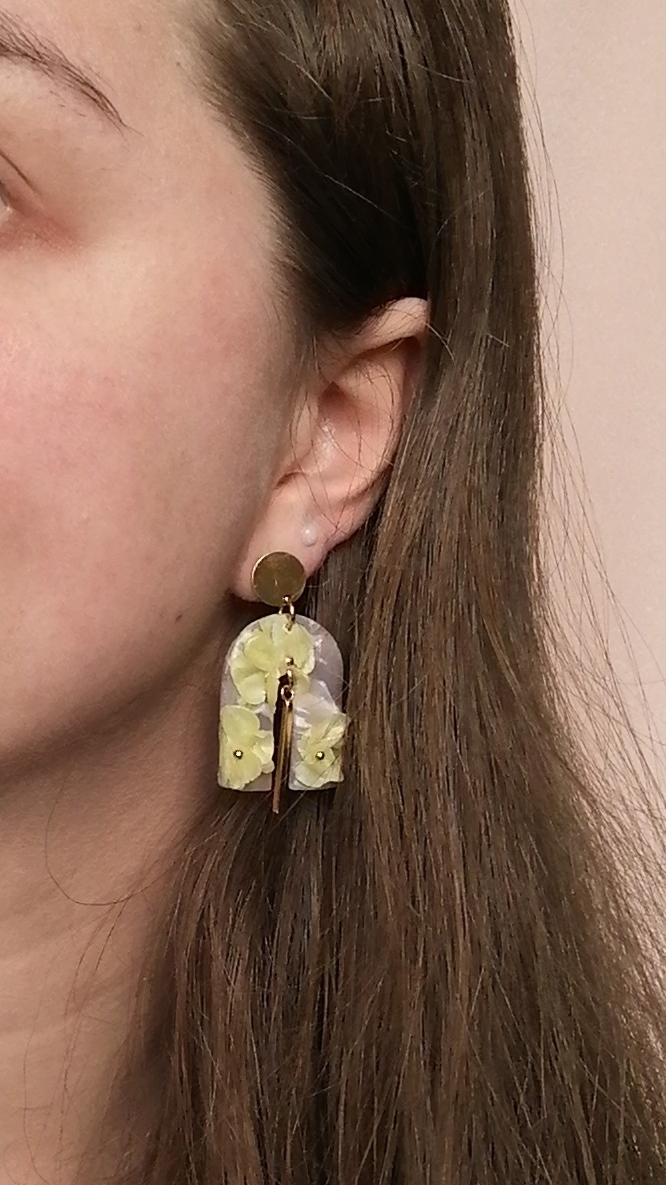 Boucles courbe fleurie jaune et breloque dorée