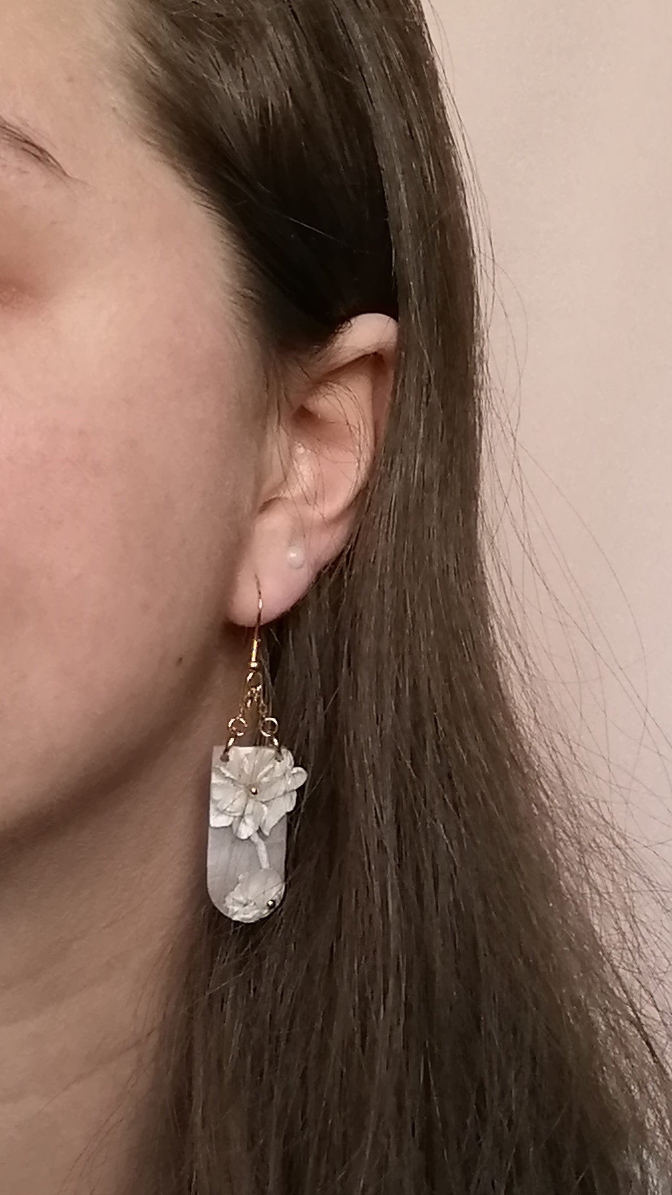 Boucles fleuries blanc nacré et chaînettes - 2 versions