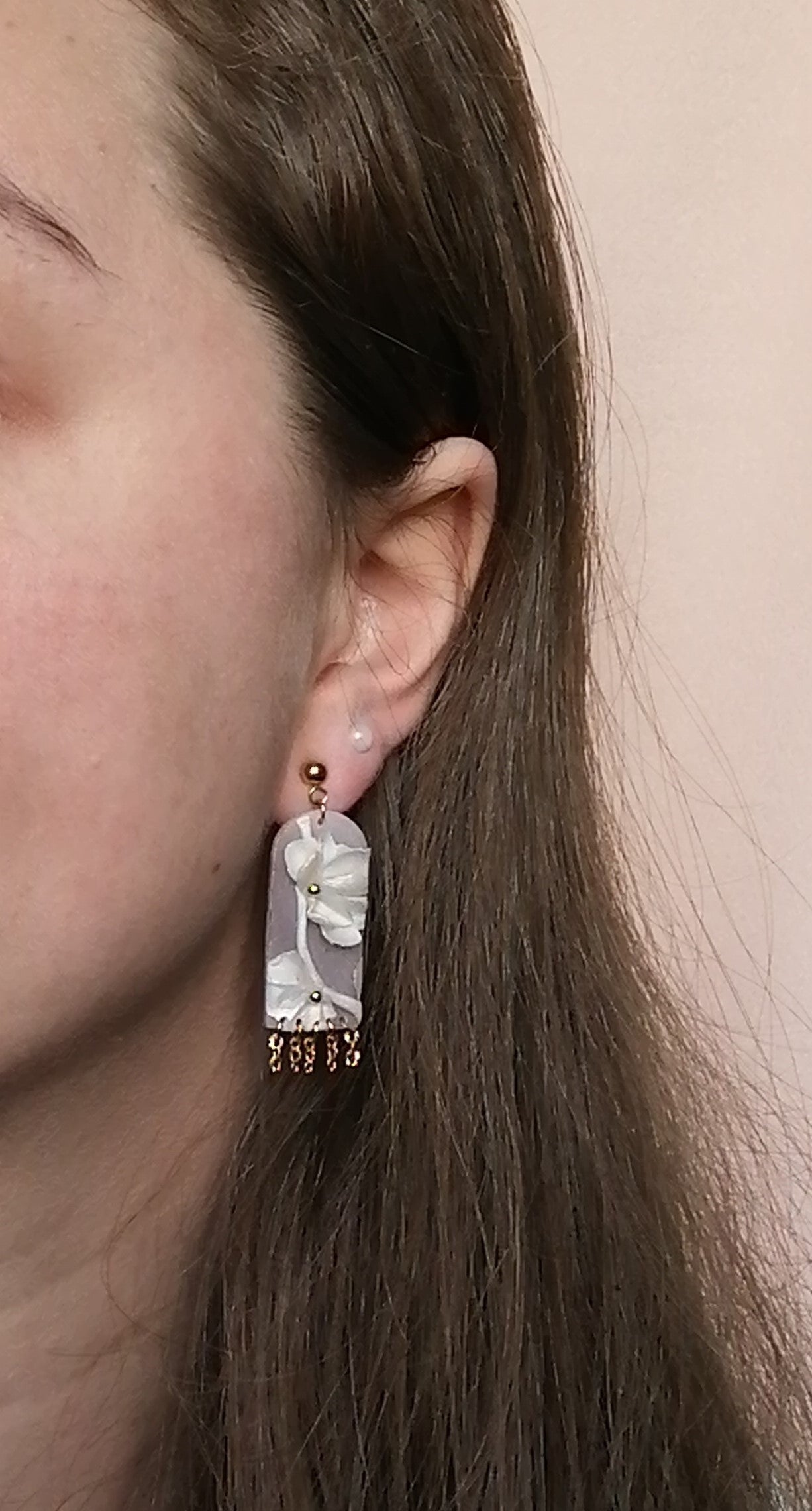 Boucles fleuries blanc nacré et franges chaînettes